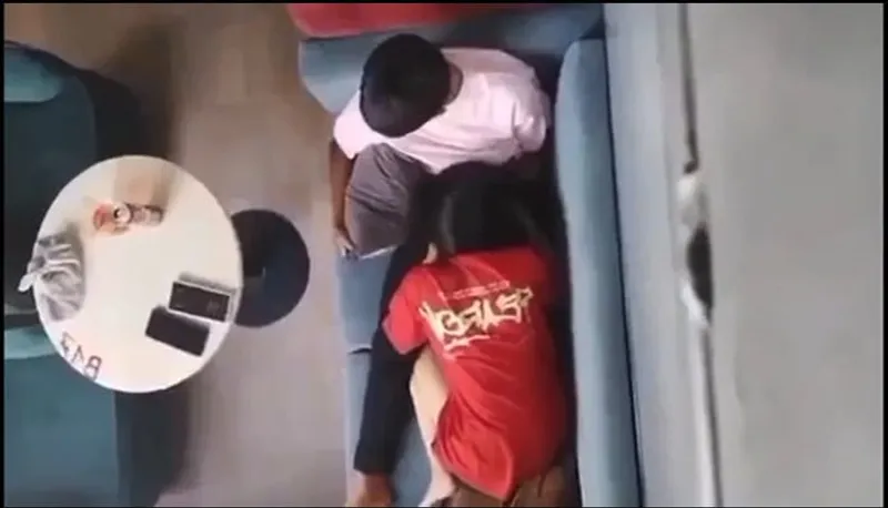 Quay lén người tình liếm mút cho cô bạn gái nơi công cộng