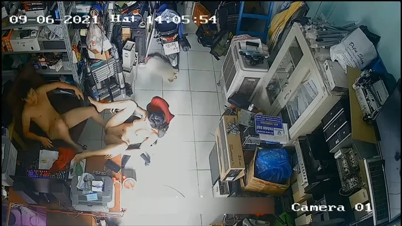 Người vợ gã chồng làm tình nhau trong của hàng máy tính