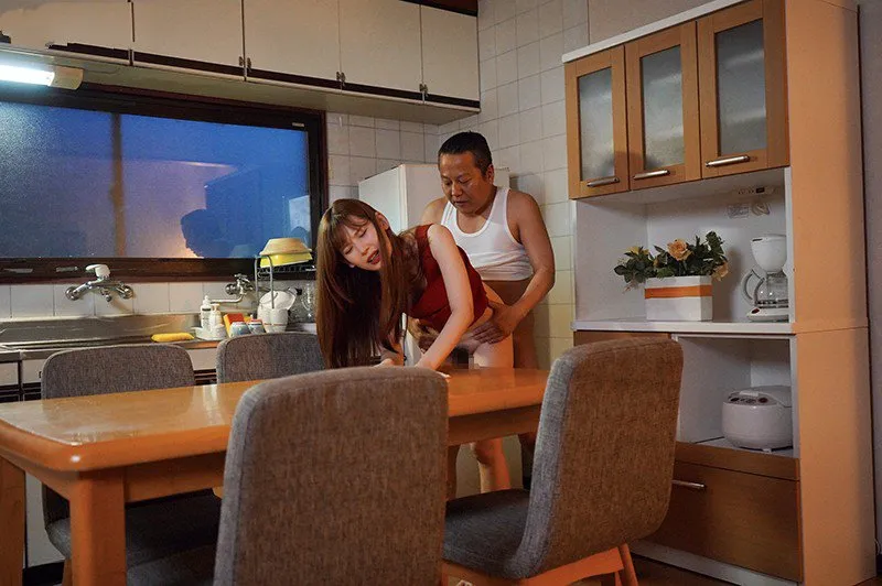 Con gái bị chồng yêu mới của mẹ nện mỗi ngày, cho dù đã có người yêu