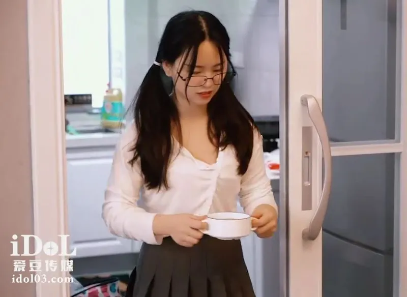 Cô bé về quê ăn tết bị bố dượng xoạc vì càng lớn càng ngon