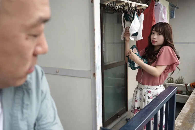 Gã nhà đối diện chuyên soi mói và cặp bà xã Ông xã thường xuyên rên la quá to