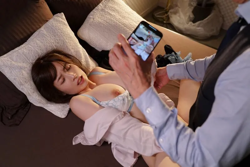 Cấp trên chuốc thuốc em thư ký bắt địt cả đêm khi đi bàn việc làm ăn xa